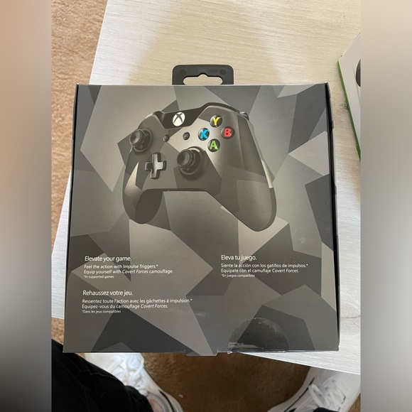 3 Xbox controllers - Picture 9 of 16